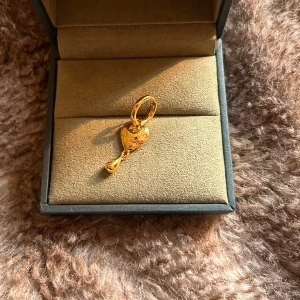 Maria Nilsdotter örhänge  - Endast ett Maria Nilsdotter örhänge i guld, säljer då jag egentligen hade velat ha två men inte lyckats få tag på ett till.