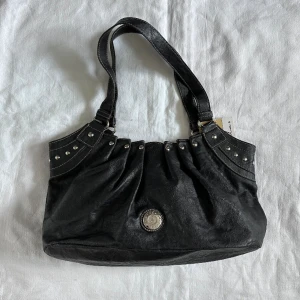 Väska  - Söt svart väska, bredd 39cm, höjd 20cm