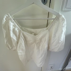 Blus H&M - Säljer min superfina blus från H&M💗 (behövs strykas😅) Storlek 36, skriv för fler bilder🥰