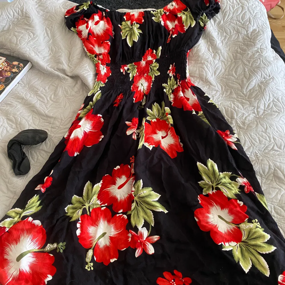 En blommig klänning jag köpte på en marknad i Spanien. . Klänningar.