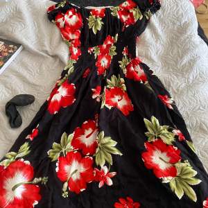 En blommig klänning jag köpte på en marknad i Spanien. 