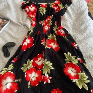 En blommig klänning jag köpte på en marknad i Spanien. 