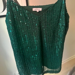 Fest linne!!💞 - Säljer detta linnet från Bubbelroom i en otroligt fin grön färg som är perfekt till middag eller fest! Linnet är endast använt 1 gång!🌟