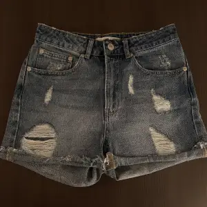Fräscha jeansshorts med slitningar från bikbok. Endast använda ett fåtal gånger🫶