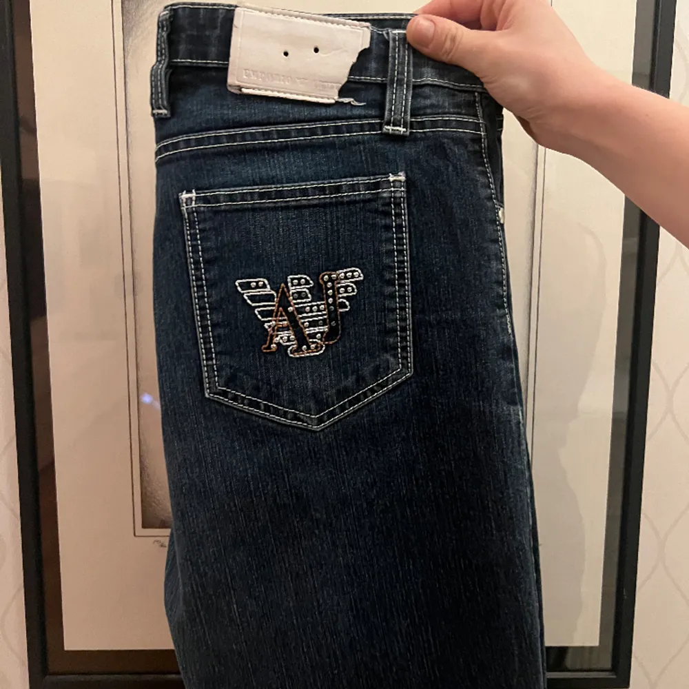 Vintage Jeans, storlek 34. Säljs i befintligt skick, dels liten skavank på baksidan. Kontakta för prisförslag! Säljer pga för stora. . Jeans & Byxor.
