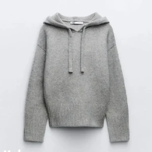 Grå zara hoodie  - Säljer då jag behöver pengar o den kommer aldrig till användning, pris kan diskuteras vid snabb affär💞