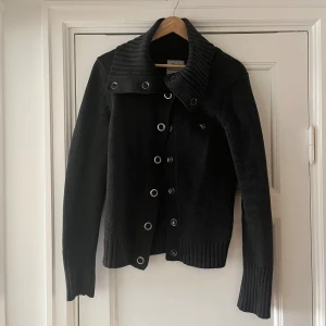 Supersnygg kofta - Kofta med hög krage från esprit. Knappar hela vägen upp