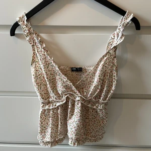 Blommig topp - Säljer denna blommiga topp som passar perfekt inför sommaren. Super söt och skön. 🥰