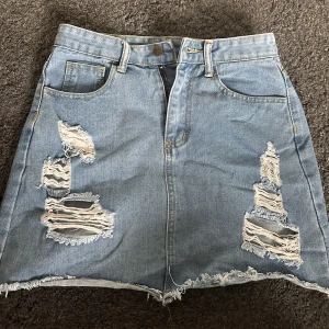 Jeanskjol  - Jeanskjol perfekt till sommaren. Säljer då de inte är min stil. Använd fåtal gånger.