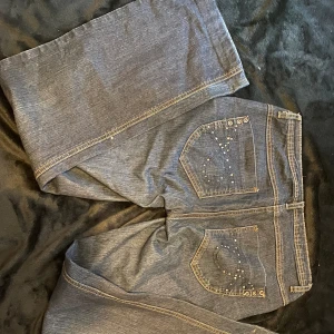  Coola bootcut jeans med rhinestones -  Liknar missme jeans detaljerna är jättecoola 