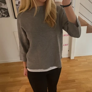 Grå tröja  - Svin snygg grå tröja med knapar på sidan. Långärmad fast kortare armar❤️ använt rätt så mycket och den har blivit lite bredare vid halsen men inget som man tänker på, men annars är den i bra skick❤️  Storlek M och den är lite bredare på bredden 