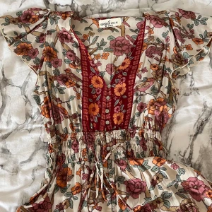 Klänning - Lång mönstrad klänning, aldrig använd alltså nyskick.