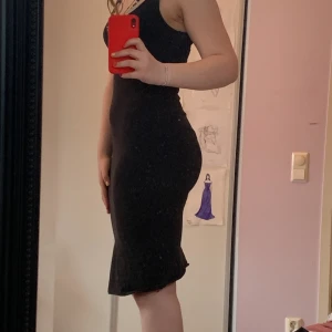 Tajt svart klänning - Tajt svart klänning. Går ungefär till knäna. 95% bomull 5% lycra. 