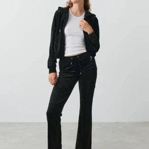 Velour trousers - Säljer dessa jättesköna Velour trousers från Gina tricot, använda bara några gånger ❤️ Orginalpris 299kr. Använd gärna Köp nu💓