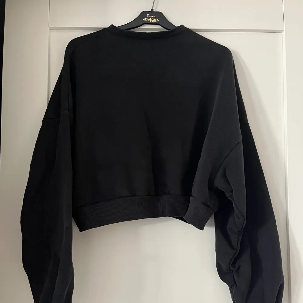 Den perfekta svarta sweatshirten! Muddar vid ärmar och slut. Lätt croppad, jätteskön i materialet. . Tröjor & Koftor.