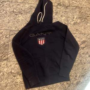 Gant hoodie köpt för 599 oanvänd marin blå bra skick 