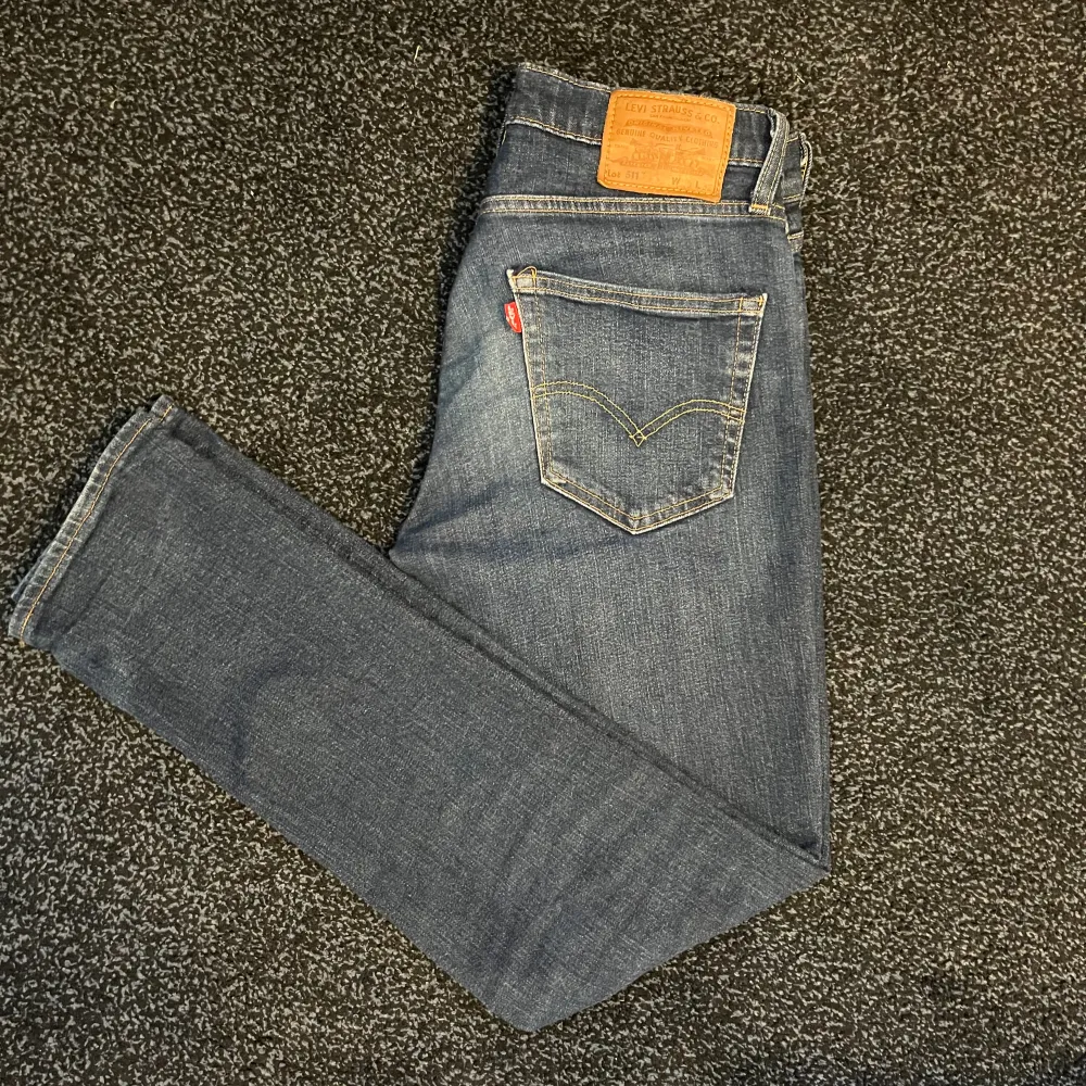 🟦 säljer dessa extremt feta Levi’s 511 i storleken 30/32. Skick: 9/10. Priset är inte hugget i sten, hör gärna av er vid frågor eller för fler bilder. . Jeans & Byxor.