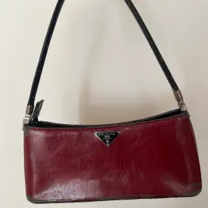 Vintage Prada väska! Har använts en del, vilket man kan se.