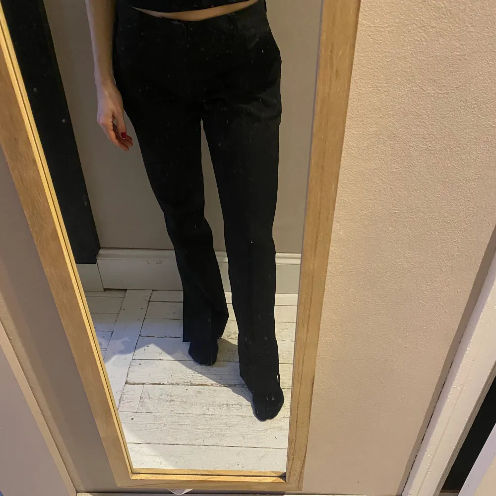 Svarta kostymbyxor från Bikbok storlek 38 (men eftersom de är lågmidjad har de passat mig som är mellan storlek 34/36 jättebra). Säljes då den tyvärr inte använda längre☺️. Jeans & Byxor.