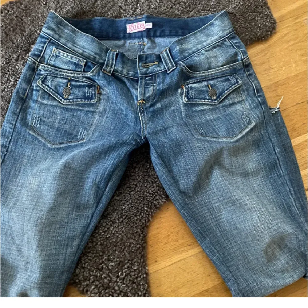 Köpte desa jeans från plick men var tyvär aldeles för stora. Dem är bootcut men jag själv läste fel om storleken och trode dem var mindre, jag tror att man hade kunnat sy dem ifall man är duktig på det! Dem två första bilderna är från säljaren!💗. Jeans & Byxor.