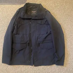 Säljer denna snygga Field jacket från superdry på grund av att jag har skaffat en ny jacka. Väldigt bra skick . Nypris 1299. Storlek M 💫