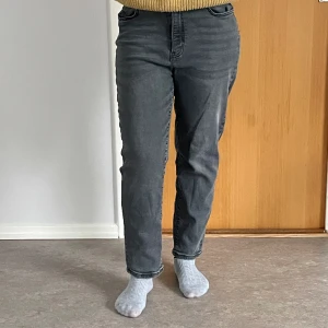 Straight jeans - Mörkgråas/ljussvarta raka jeans som är otroligt sköna & bekväma samt  snygga. Passar bara inte mig längre.