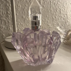 Ariana grande parfym  - Säljer denna parfymen då jag inte tycker den passar mig längre. Ungefär halva kvar❤️