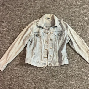 Ljus Jeansjacka  - Här har ni en härlig begagnad jeansjacka.  Kommer från ett djur och rökfritt hem.