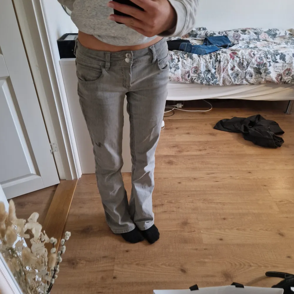 Fina gråa bootcut jeans från gina trico. En liten difeft på ena benet vilket man ser på bilden ❤️. Jeans & Byxor.