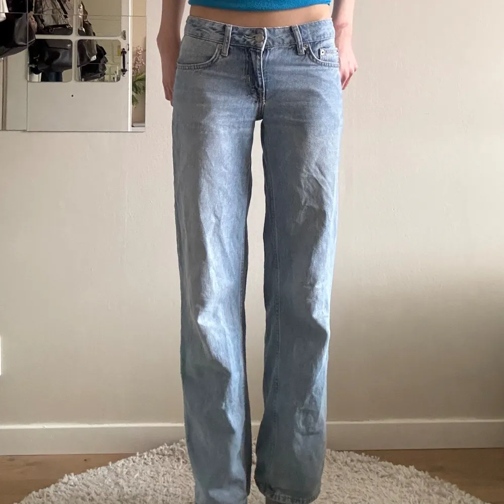 Helt nya jeans från lager 157 i modellen low rider. Endast testade, tog bort prislappen så går inte att returnera. I storlek XXS, passar mig som är 170cm. Inköpspris 400kr. . Jeans & Byxor.