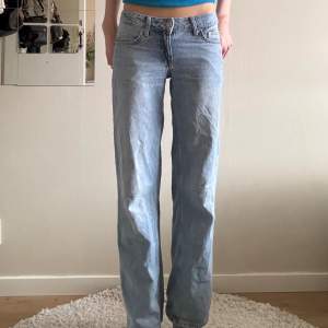 Helt nya jeans från lager 157 i modellen low rider. Endast testade, tog bort prislappen så går inte att returnera. I storlek XXS, passar mig som är 170cm. Inköpspris 400kr. 