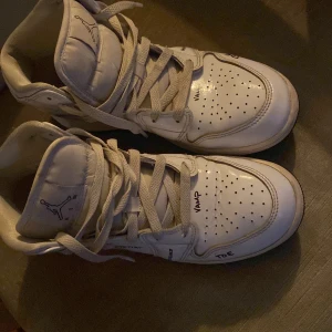 Air Jordan 1 mid  - Skick 7/10 Använd ett par gånger sedan blev de för små  Box medföljer ej