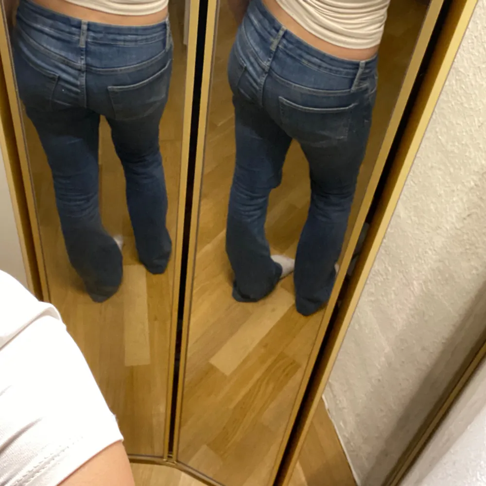 Mörkblåa lågmidjade jeans från Zara, bra kvalitet . Jeans & Byxor.