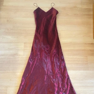 90s balklänning  - super snygg mörk röd formpassande balklänning! Inga skador, fråga efter bild på!