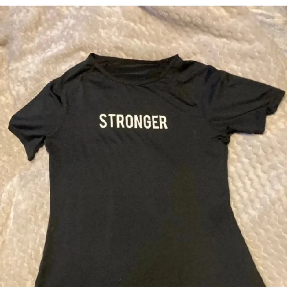 En fin tränings T-shirt från stronger. Den säljs då den inte kommer till användning längre. Använd mycket men är i bra skick. Hoodies.