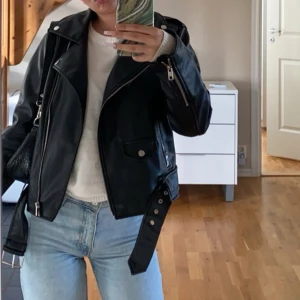 Skinnjacka - Säljer denna superfina skinnjacka från Zara då den inte kommer till användning tyvärr. Fint skick. Jag har storlek M, brukar ha XS-S i jackor. Nypris var 5-600kr om jag minns rätt. Säljer för 300. Kontakta vid frågor💞⚡️
