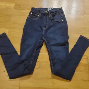 Ett par mörkblåa jeans fån lager 157❤️