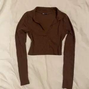 Brun tröja från Zara, aldrig använd så i nyskick💖 Frakt tillkommer📦