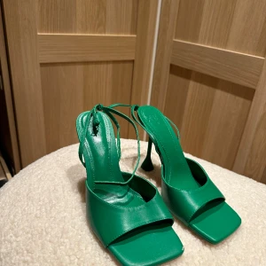 Gröna klackskor  - Otroligt snygga skor från zara, använd endast vid ett tillfälle. Saknar defekt. Köpt för 699kr säljer för 150. Storlek 38