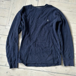 Polo Ralph lauren tröja  - Perfekt och snygg Ralph Lauren tröja🤩. Snygg och perfekt för våren och kyligare sommarkvällar. Snygg över skjorta eller ungefär overshirt! 💰