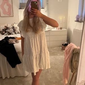 Vit känning  - Vit klänning perfekt till student eller bara sommaren. Storlek S. Aldrig använd ❤️