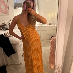 Sommarklänning  - Så fin lång orange klänning. Handgjord i Sri lanka. Står ingen storlek men som en S❤️