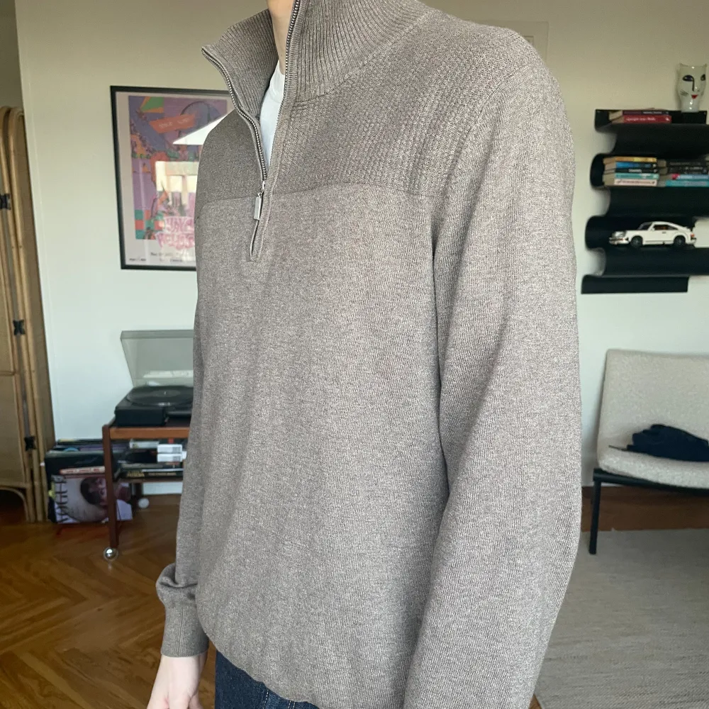 Säljer en riktigt snygg half zip tröja från dressman i storlek S/M. Bra skick på tröjan inga defekter. Kashmir blend👌.. Tröjor & Koftor.