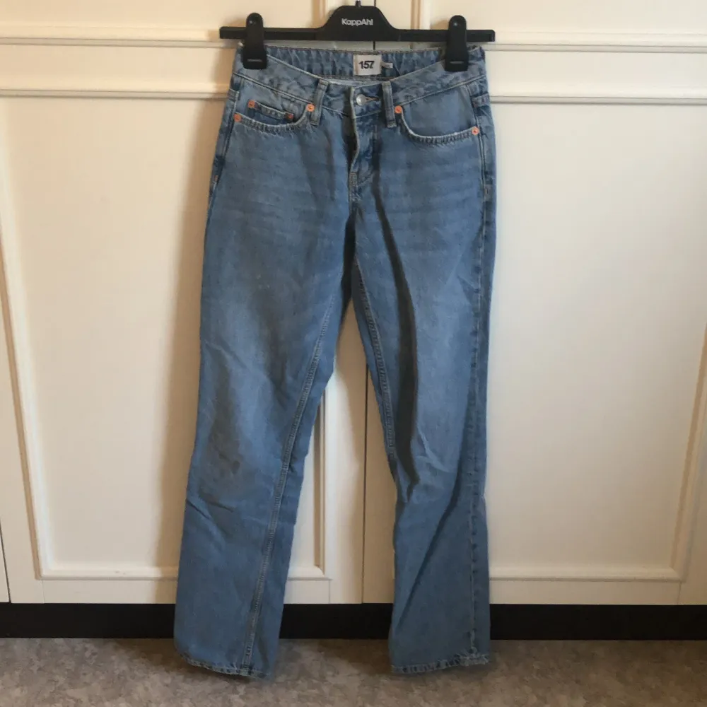 Jättefina basic low waist jeans i storlek XXS som kan sitta lite ”baggy” beroende på. Använda ca 5 ggr så väldigt fint skick.😍. Jeans & Byxor.