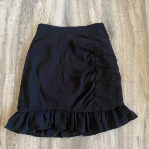 Väldigt gullig kjol med volang längst ner från NA-KD, säljer då den inte passar mig längre