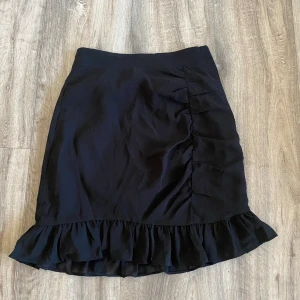 Kjol med volang - Väldigt gullig kjol med volang längst ner från NA-KD, säljer då den inte passar mig längre