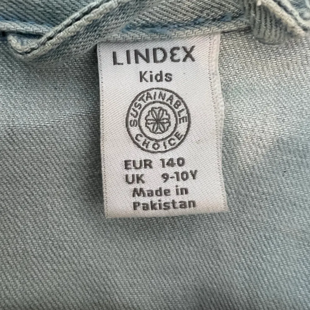 Fin jeans jacka som andvända max  2 - 3 gånger så är i bra skick. Smutstvätts blå färg i storlek 140 från Lindex kids. Passar både tjej och kille.. Jackor.