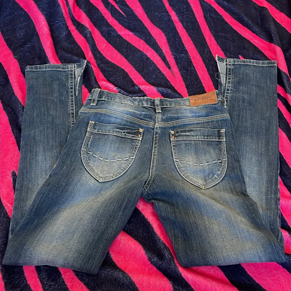 Ett par jeans ja köpte men f var racka i benen så jag klippte för att jag skulle du om d men har aldrig orkat❤️. Jeans & Byxor.