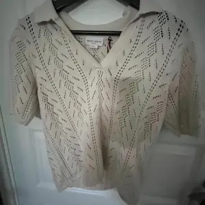 Denna tröja från Lindex är i bra kvalite och inga synliga defekter. Säljer då den är för liten men annars jättefin!