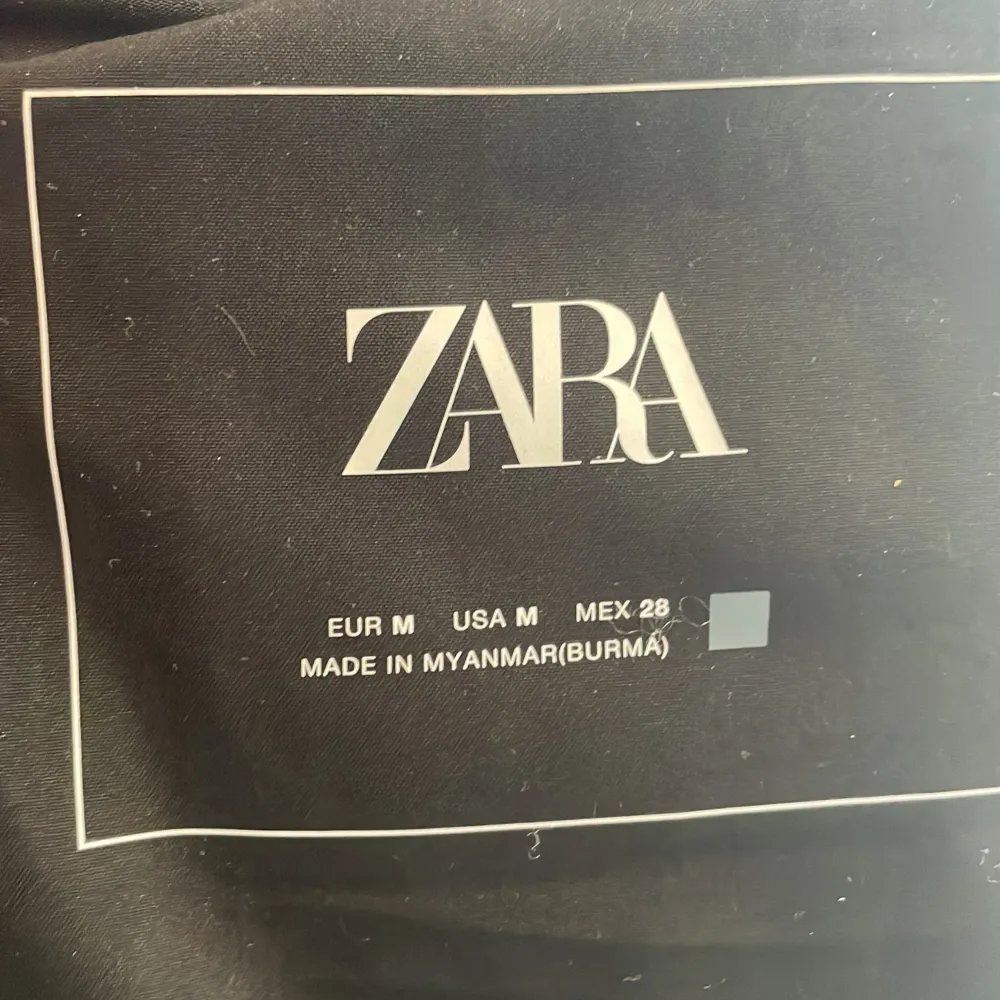 Säljer denna Zara väst i bra skick. Har använts under bara en säsong så det finns inga defekter🥰Skriv för fler bilder eller frågor. . Jackor.